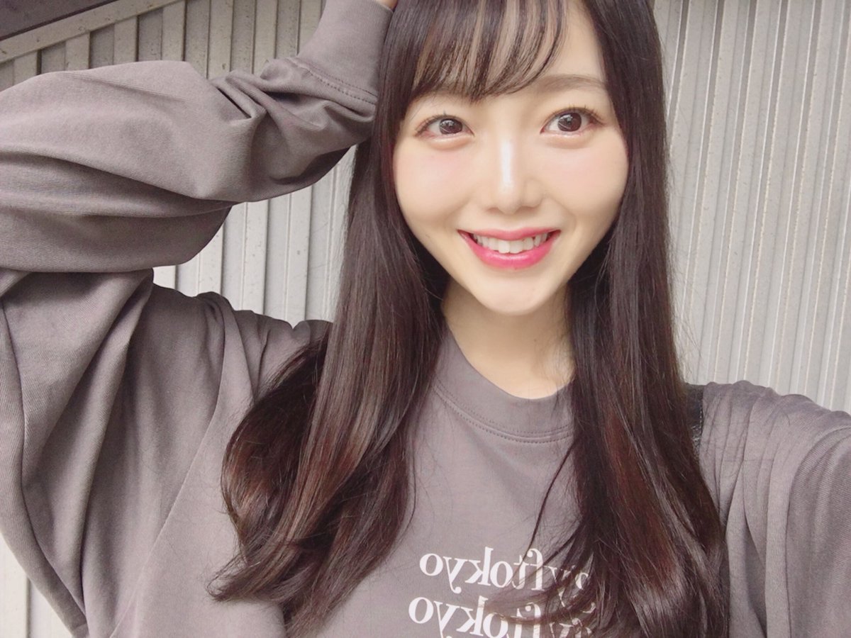松岡里英 Ar Twitter 今日は久しぶりの再会な会いたかった方たちに会うので おにゅーのお洋服です 私 わかりやすい人間だ 笑 普段仕事以外であんまり人に会う方ではない松岡が 今月後半はいつもよりお友達と遊んだりするとかの約束がありまして なんだか幸せ