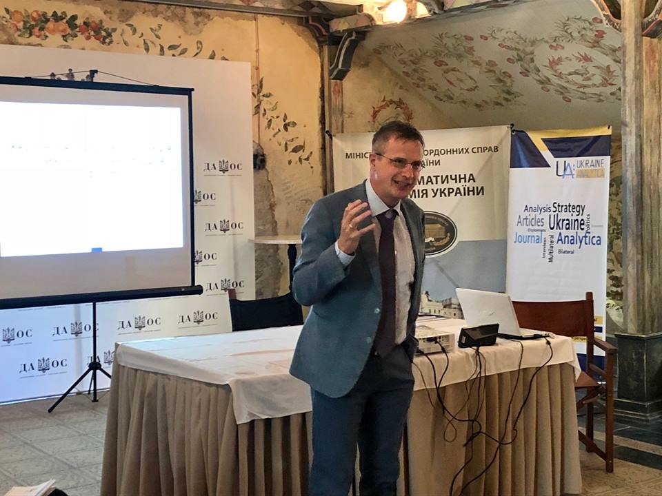 DipAcademyUA's tweet photo. 🗓️18/10/2018 #DAOS2
Day 5 був присвячений пит. регіонального розвитку та децентралізації. Своїм досвідом ділилися представники🇩🇪🇪🇺🇺🇦урядових організацій, а саме Франц-Йозеф Лерш-Менс, Тарас Токарський@minregion_ua, Бенедикт Херрманн@EUDelegationUA, Віталій Литвин, @kiefercongress https://t.co/xjZWZMkHIe