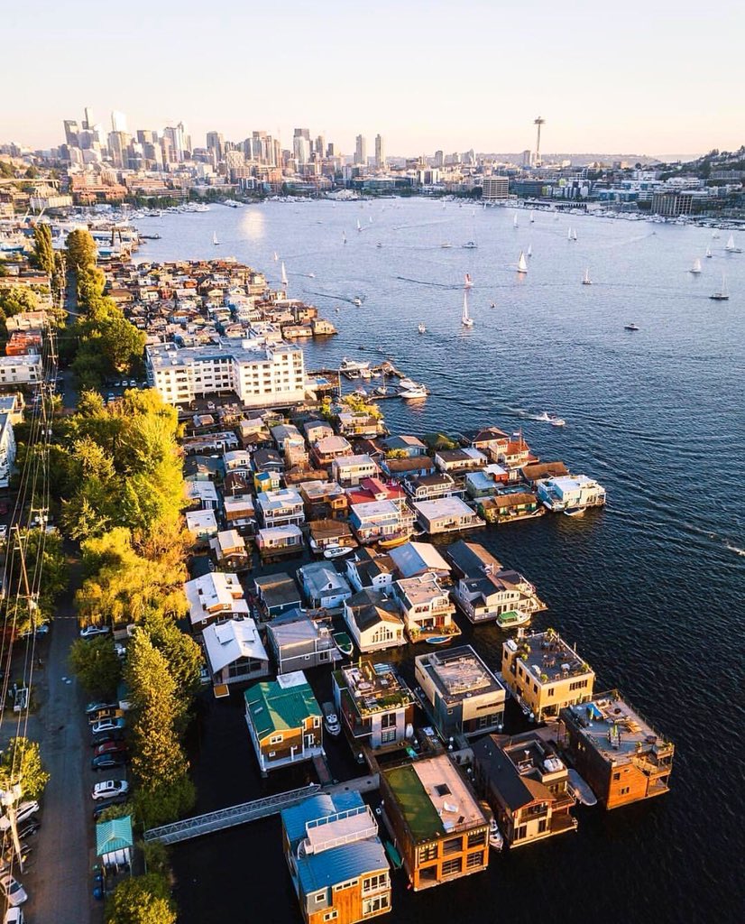 Darling little houseboats on Lake Union with beautiful #DowntownSeattle in the background. 📸: <a href="/RudyWillingham/">Rudy Willingham</a>