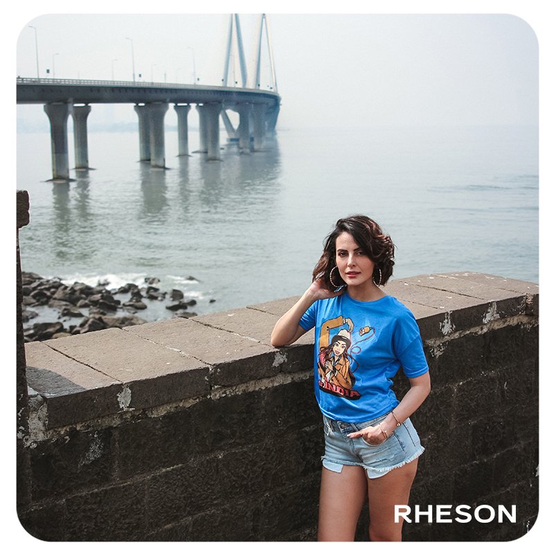 WeAreRheson's tweet photo. Roti, makan aur Mr. India t-shirt!
Time to get back to the ‘Basic’ essentials
#MoviePosterCollection
Available for Rs. 999/- at @shoppersstop &
@AmazonFashionIn
Model: @manizhe chilling at the #BandraFort wearing our Mr.
India t-shirt.
#Mumbai #80sFashion https://t.co/W9FqKQKo4g