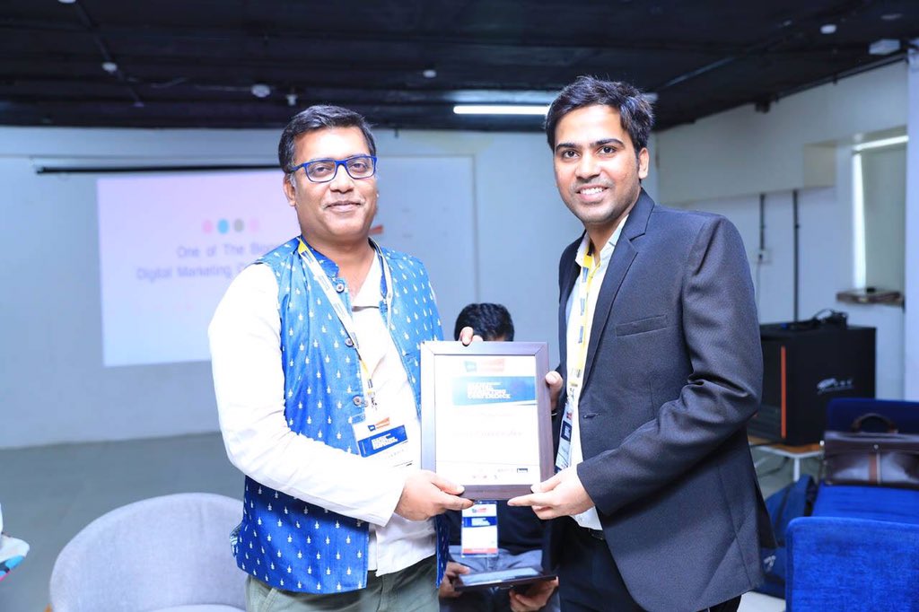 AmarKrishnaJha's tweet photo. #DMConference was such a great platform to transfer knowledge on #DigitalMarketing with awesome Mumbai crowd. Great memories, New friends &amp; opportunities &amp; tons of learnings &amp; ideas is what I personally got. https://t.co/ChCOk34B32