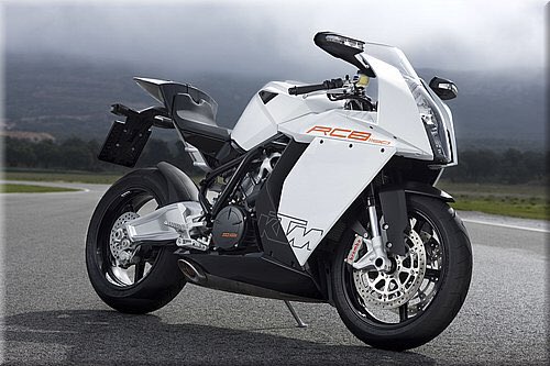 モトスポ バイク総合情報 世界の名車紹介シリーズ Ktm Rc8 08年発売 Ktm初のスーパースポーツバイク 軽量な車体に水冷vツインエンジンを搭載し Ktmが製造するオートバイの中で最も高いエンジン性能 走行性能をを誇る 半乾燥重量で約184kgと