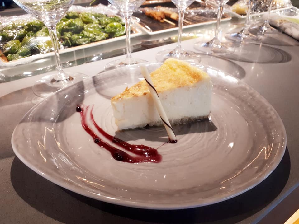 RestLaMadrena's tweet photo. Nuestros postres... para hacer de tu miércoles un día lleno de dulzura#ArrozConLeche #TartaDeQueso mmm... Sabores sublimes.Te esperamos... Castellana 78 #LaMadreña #CocinaAsturiana #Desde2000 Servicio #CachopoAway https://t.co/PhJVNZgIft https://t.co/y3RkSdeoY1