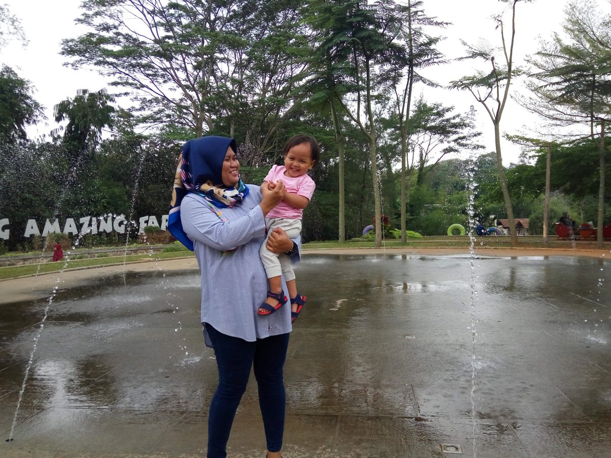 begitu bahagianya melihat mereka lepas tertawa