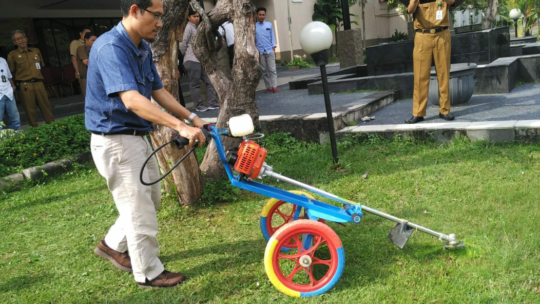 AbdinaAe's tweet photo. Teknologi Tepat Guna
Mesin Pemotong Rumput
#GelarTTG2018 
@jokowi 
@EkoSandjojo 
@anwsanusi 
@taufikmadjid71 
@fachrilabalado https://t.co/jmJGlm0SuV
