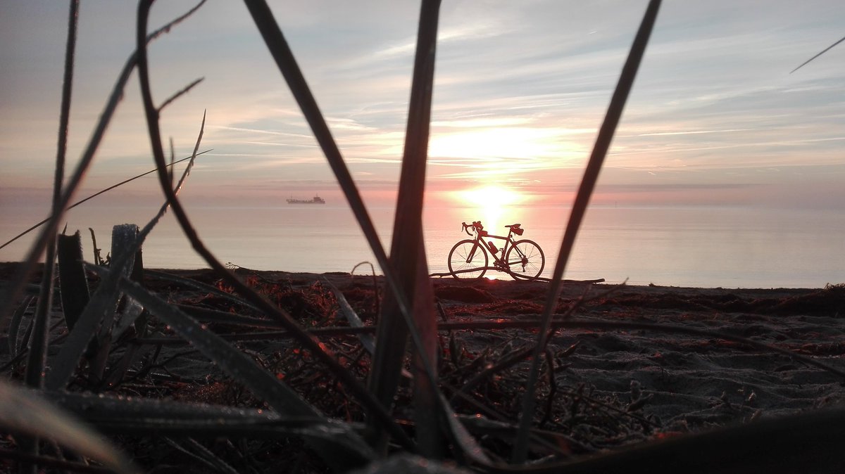 Why sleep long on a day off, if you can go to the beach 😋
#beautifulmornings
#meandmadone 
#lovecycling
#AATR