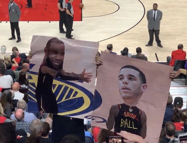 FirstTeam101's tweet photo. Bravo aux Fans des @TrailblazersFR ! 😂😂😂 #nba https://t.co/wxNy87Xgr5