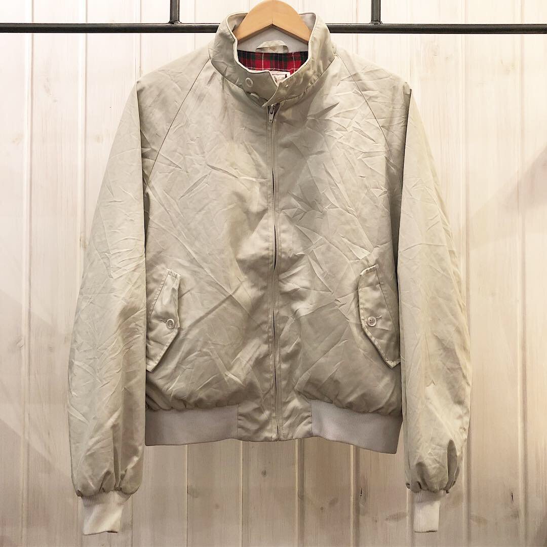 TheKnot_Koga's tweet photo. 新入荷！
90's BARACUTAのG9スウィングトップジャケット入荷しました！
裏地のチェックが◎

お問い合わせ、通販は0280-33-3883、info@the-knot.jp、DMまたはホームページからお受けしてます！
#古着 #古着��� #theknot古河 #baracuta #baracutag9 #swingtop #スイングトップ #スウィングトップ https://t.co/pUI1rUOJpr