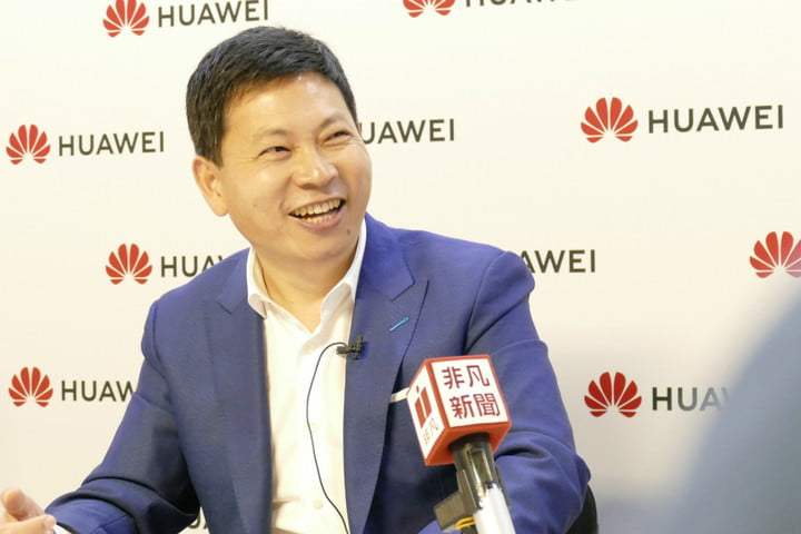 Gizchina's tweet photo. Huawei 5G foldable phone in the works, confirms CEO Richard Yu #Huaweifoldablephone #Huawei https://t.co/NpOPaipHbI https://t.co/cCjmPQ2KOB