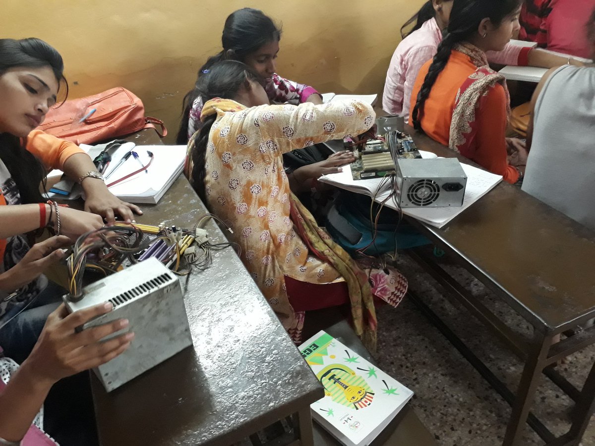 mpssdmratlam's tweet photo. Practical by #MMKSY #MMKY Trainees #MPSSDM #MapSkills https://t.co/ObDlAfRTNp