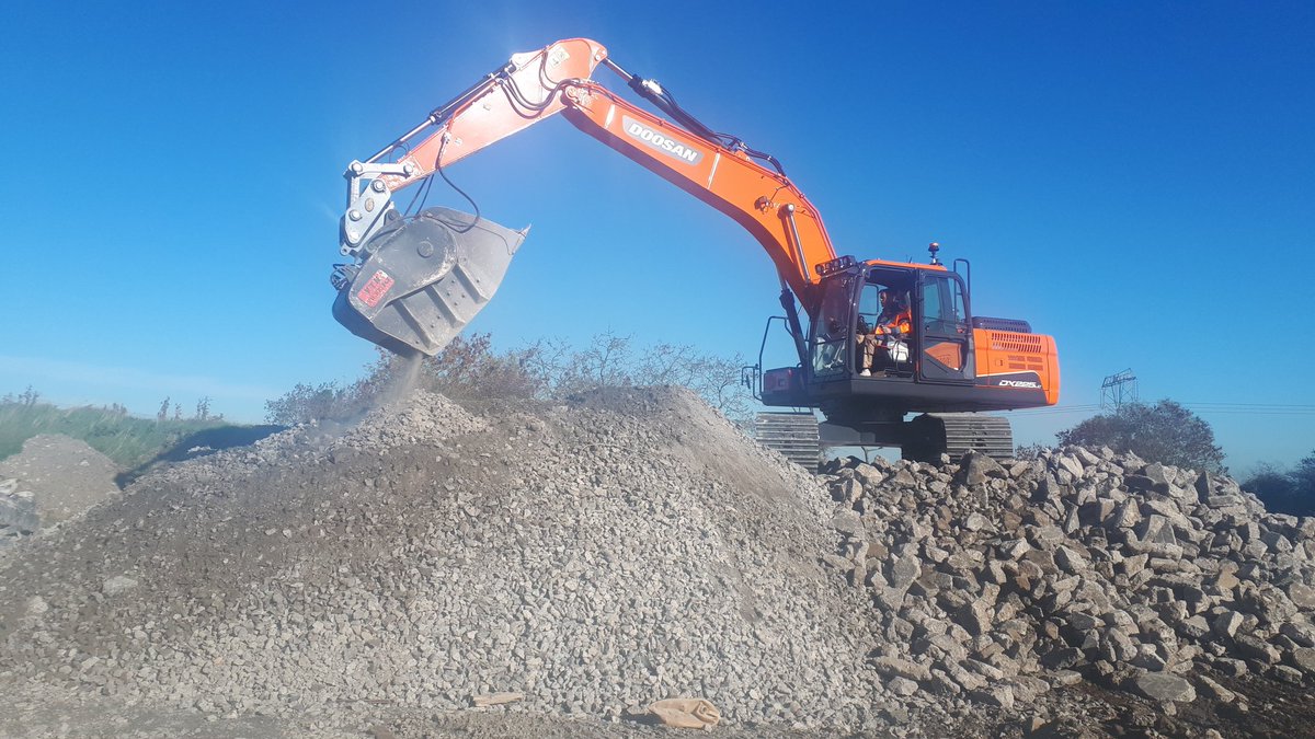 MKPlant's tweet image. Congratulations to Formac Construction on adding to their fleet of #Doosan Excavators with this Doosan DX225 complete with a #VTN Crusher Bucket.