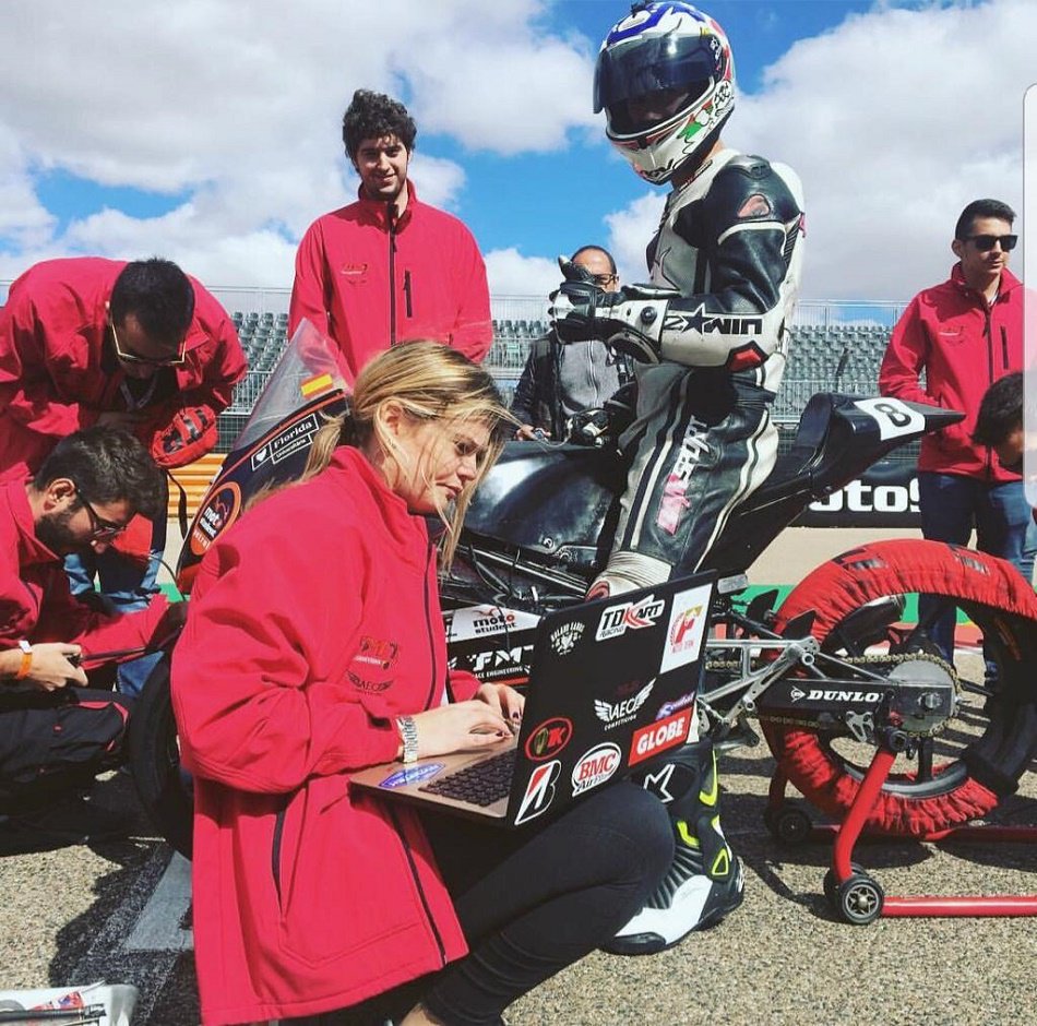 Economia_3's tweet photo. Ser mujer 👩, ingeniera y que te gusten las 🏍🏍 Marina Guillén nos cuenta su experiencia como miembro del equipo #FloridaTeam, subcampeones de @MotoStudent con una motocicleta fabricada desde 0.
https://t.co/XP4JXcqdM2 https://t.co/LupIPRP5f8