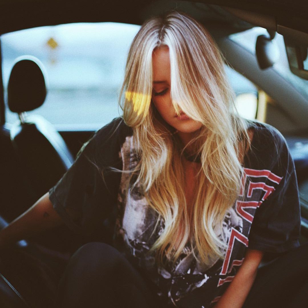 Meet @officialrozie - A blooming singer/song writer from Vancouver, BC. whose sun tinged R&amp;B sound seeks to convey the best aspects of her bubbly personality. 

#emanate #electronicmusic #blockchain #satoshiisfemale