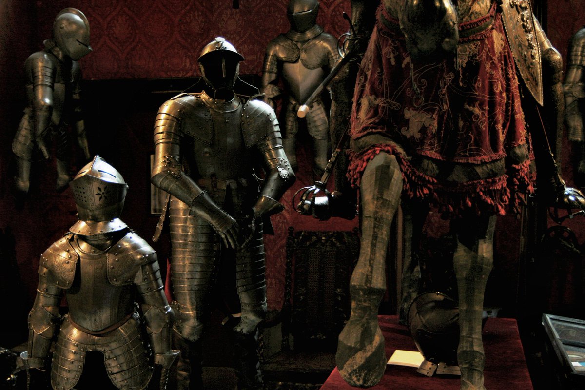 elly_clarke's tweet image. Eight years ago today I visited @EastnorCastle for my @GRproject_. On 1st November I am revisiting this project in a performance lecture at Galerie Wedding in Berlin, talking about class, privilege, inheritance and belonging. Please come! #lectureperformance #aclassylecture