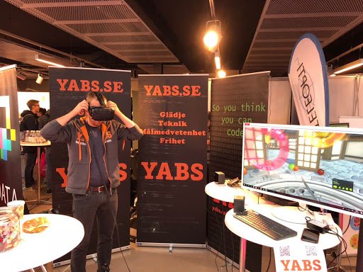 yabsconsulting's tweet photo. I år stod YABS på (D-Dagen) KTH där det bland annat gick ut på att upplysa studenter om varför just YABS är en utav de bästa arbetsplatserna för en ny exad person, dels för individuell utveckling men även för den goda gemenskapen vi har. Här värmer vår VD upp inför Fruit Ninja! https://t.co/xHMj8BswNy