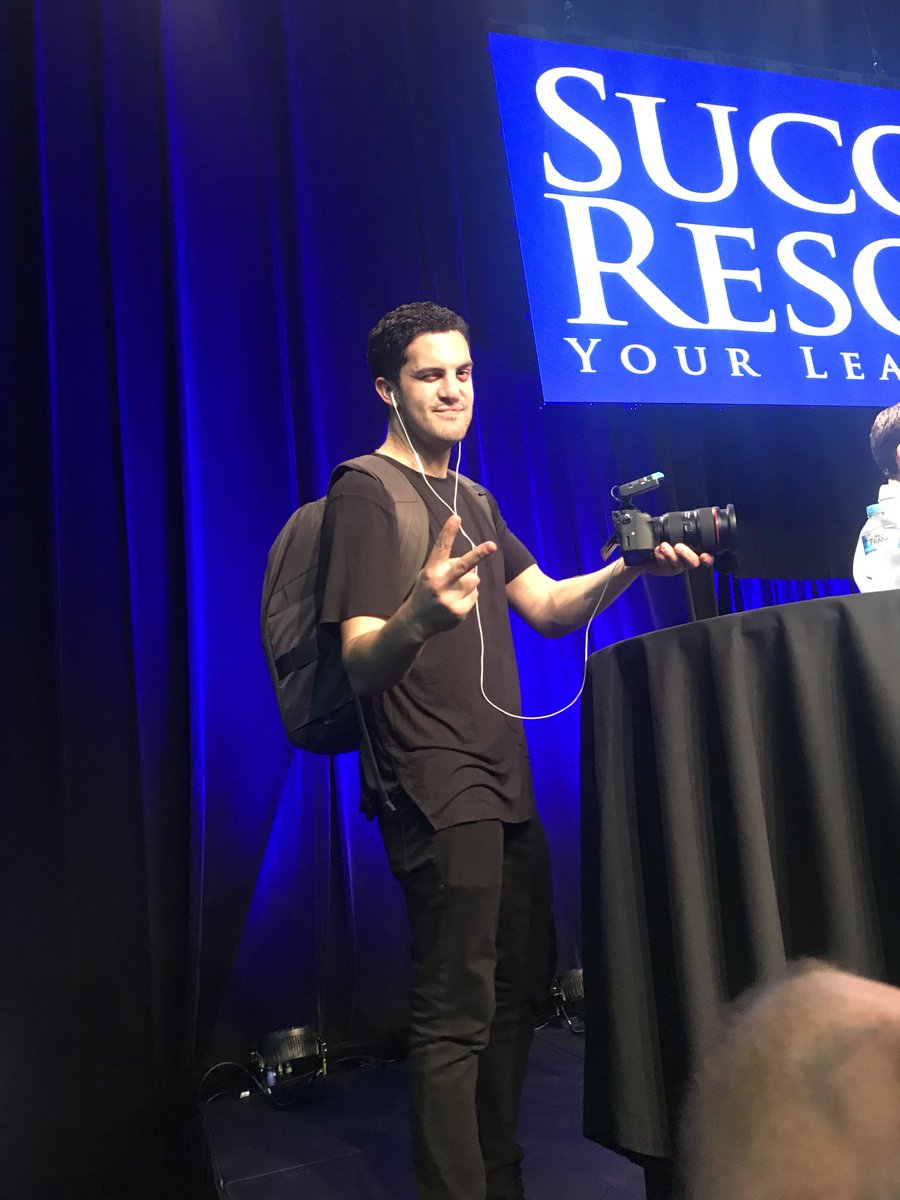 ddc784's tweet photo. @davidrocknyc I just wanna say the way you edit is out of this world I’ve been sharing videos with friends and they are getting goosebumps I know Gary has a way with words but you sir have a way with video audio!!! Thank you for all you do ! https://t.co/wLvfwTdQQn