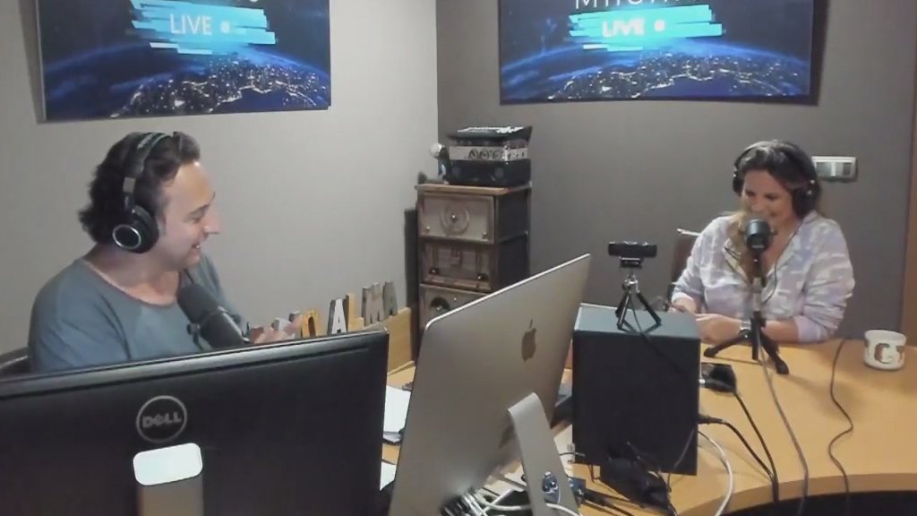 ¡POR FIN ES VIERNES! Esta noche a las 00.00 h., no te pierdas a <a href="/navedelmisterio/">Iker Jiménez</a> y  <a href="/carmenporter_/">Carmen Porter</a> en #MilenioLive 👏 > radioset.es/universoiker/