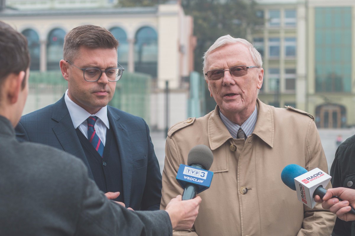 Smog. Wyzwanie kolejnej dekady. Dotyka najbardziej nasze dzieci, o czym świetnie opowiadał dziś prof. Kołodziej. W ostatnich latach traktowany trochę po omacku. Trzeba przestać mówić co roku, że "za 6 lat zniknie" #Michalak2018 #Listanr13 #BezpartyjnyRuchObywatelski 1/3