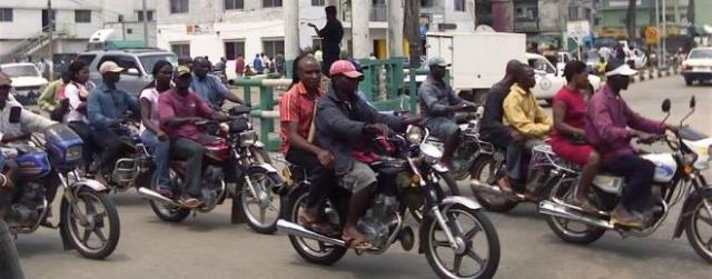 Gist2014's tweet photo. Motorcyclist Snatches Colleague’s Wallet On Motion https://t.co/FYo6LF2mt6 https://t.co/zWKlt9RjrH