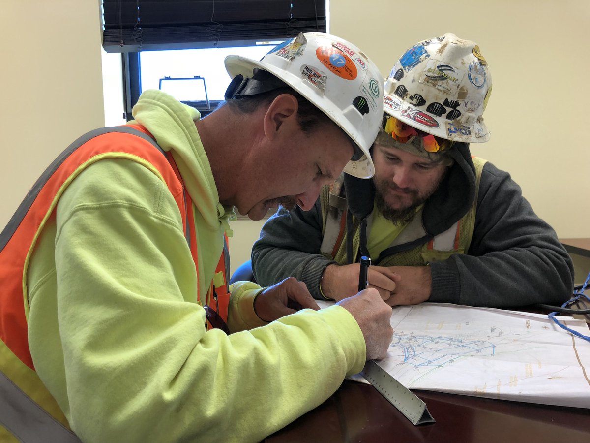 SubmarInc's tweet photo. Our #construction crews communicate with our #engineering and design department to calculate grades for accurate measurements and compliant results. #submar #submarinc #oilandgas #pipelines #erosioncontrol #turnkey https://t.co/E2FzhDOSK0