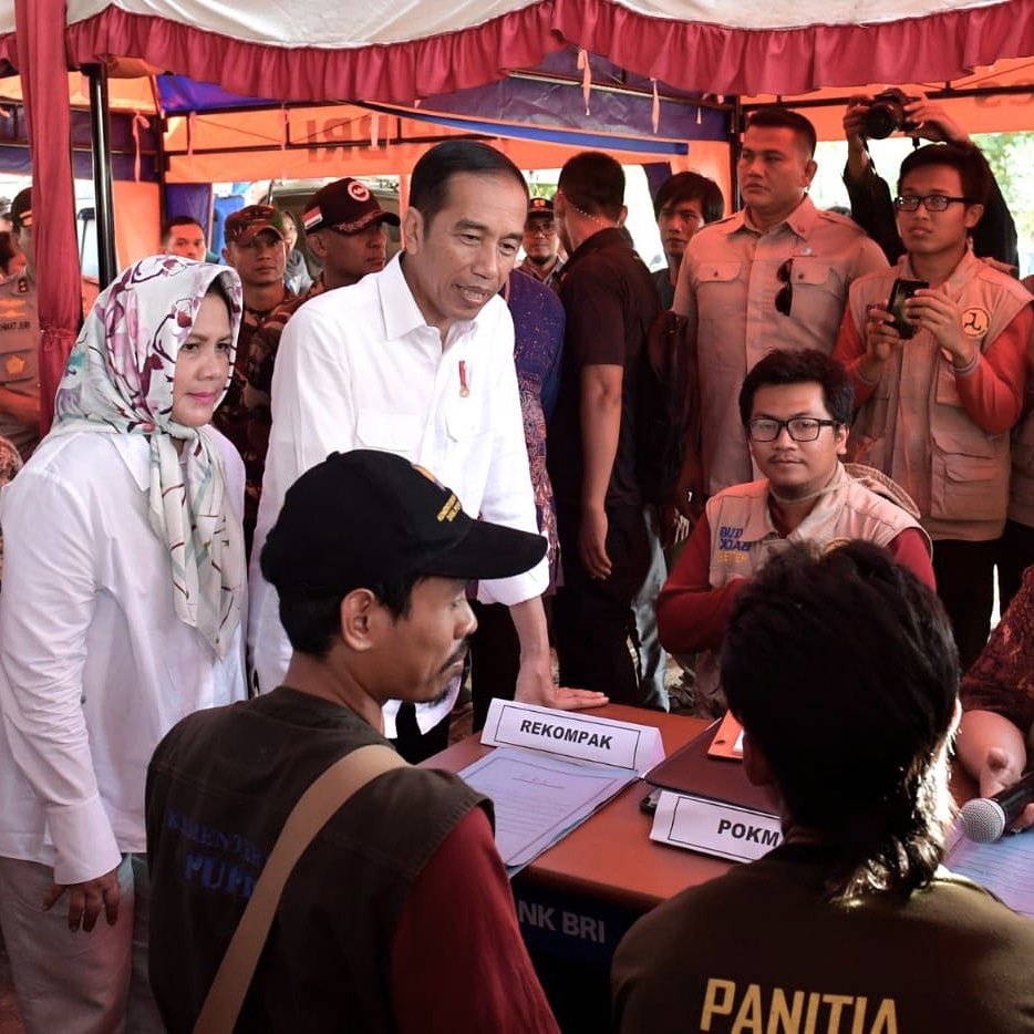 jokowi's tweet photo. Manajemen pemerintahan itu ibarat memandang bulan: indah dari bumi, tapi astronot yang ke sana melihatnya tak seindah dari kejauhan.

Tak hanya memandang dari meja kerja, tapi juga harus melihat dari dekat. Tak hanya mendengar di sidang, tetapi penting berkunjung ke lapangan. https://t.co/Ef2arxu4x5