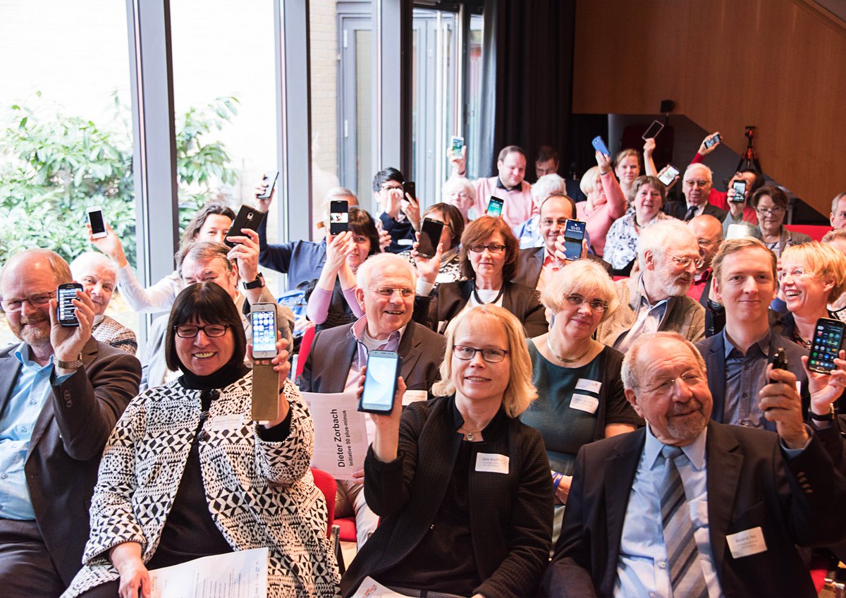 BMI_Bund's tweet photo. Treffen Sie #GoldeneGewinner! Das #BMI unterstützt
als Schirmherr die Preisträger/innen des Goldenen #Internetpreis 2017 in ihrer
weiteren Entwicklung, u.a. mit Tipps zur Öffentlichkeitsarbeit &
Fördermittelakquise. 📅29.11.🧭Berlin. Mehr Infos: https://t.co/sJGblXqOBE https://t.co/CKOkZ5ODOA
