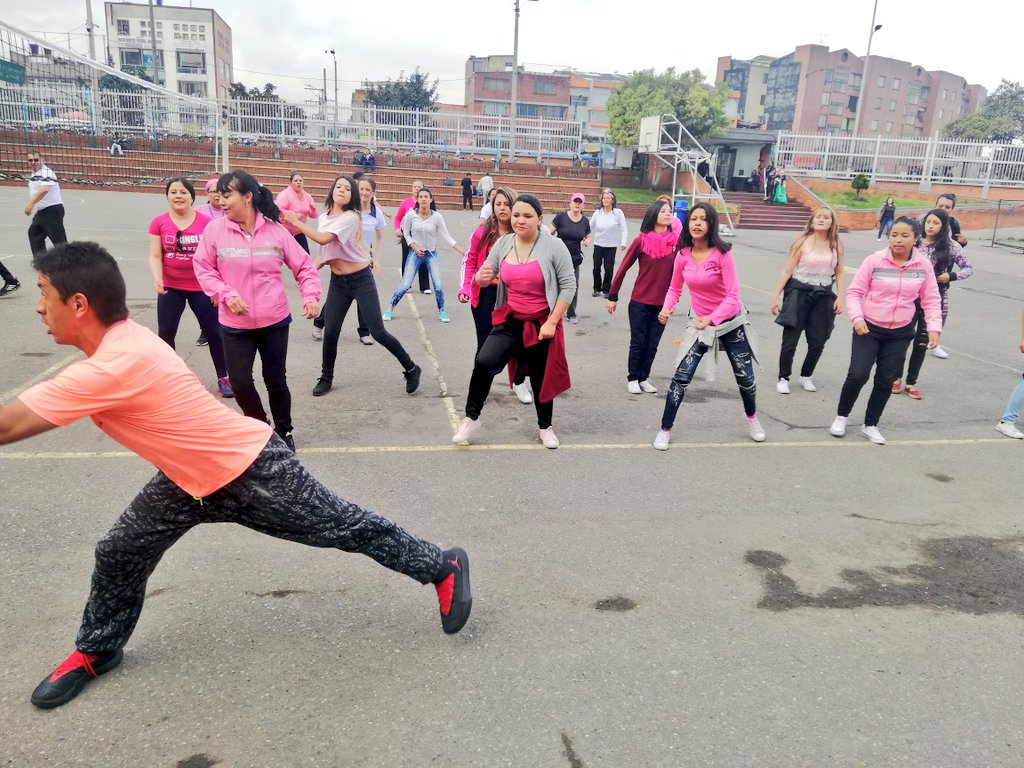 sencisomoda's tweet photo. #Hoy en el #diainternacionaldelcancerdemama el Centro de Manufactura en Textil y Cuero se une con una parada de zumba, para sensibilizar a nuestros aprendices frente a la importancia de realizar actividad física como método de prevención para reducir el riesgo 🏃‍♂️🏃‍♀️💃 https://t.co/9WIMVbpnu6