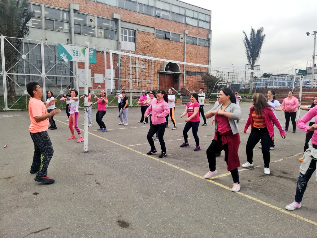sencisomoda's tweet photo. #Hoy en el #diainternacionaldelcancerdemama el Centro de Manufactura en Textil y Cuero se une con una parada de zumba, para sensibilizar a nuestros aprendices frente a la importancia de realizar actividad física como método de prevención para reducir el riesgo 🏃‍♂️🏃‍♀️💃 https://t.co/9WIMVbpnu6
