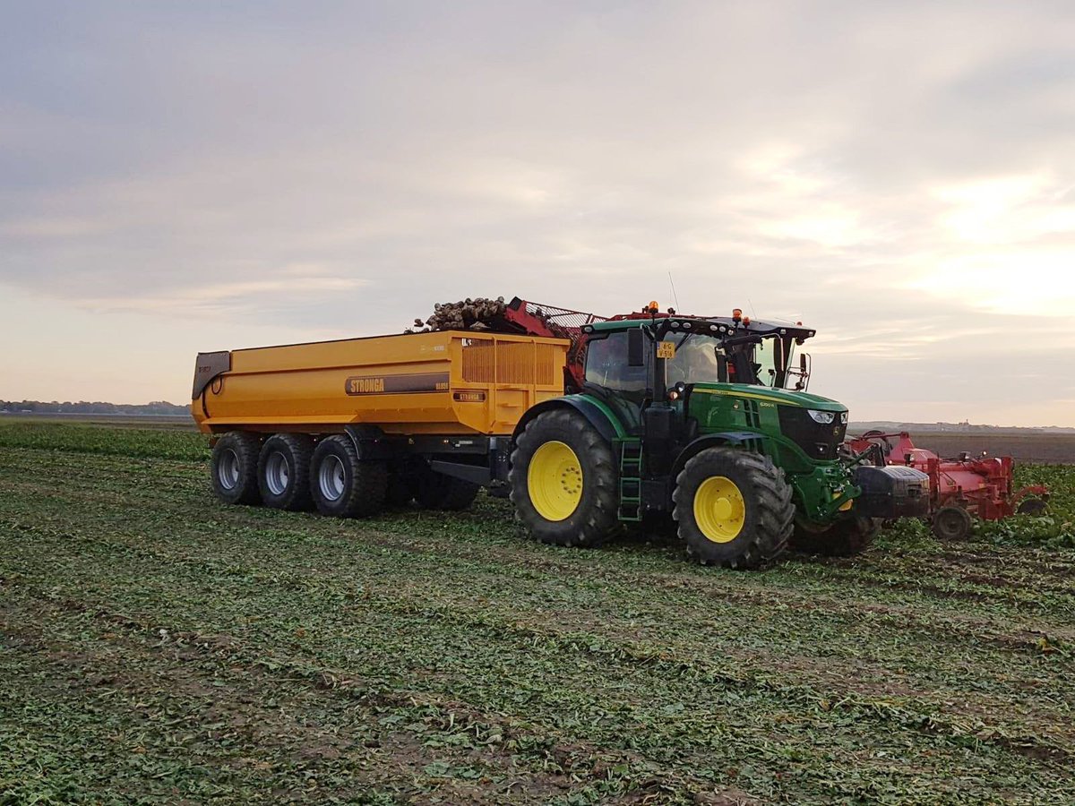 StrongaLtd's tweet photo. Sugar beet harvest in the Netherlands ๐ณ๐ฑ
#Stronga #BulkLoada #Trailer #Agriculture #Farming #Harvest #SugarBeet #Netherlands #JohnDeere #Tractor #FarmLife #NoFarmsNoFood #Landwirt #Landwirtschaft #Anhanger https://t.co/ab7aJ3cizi
