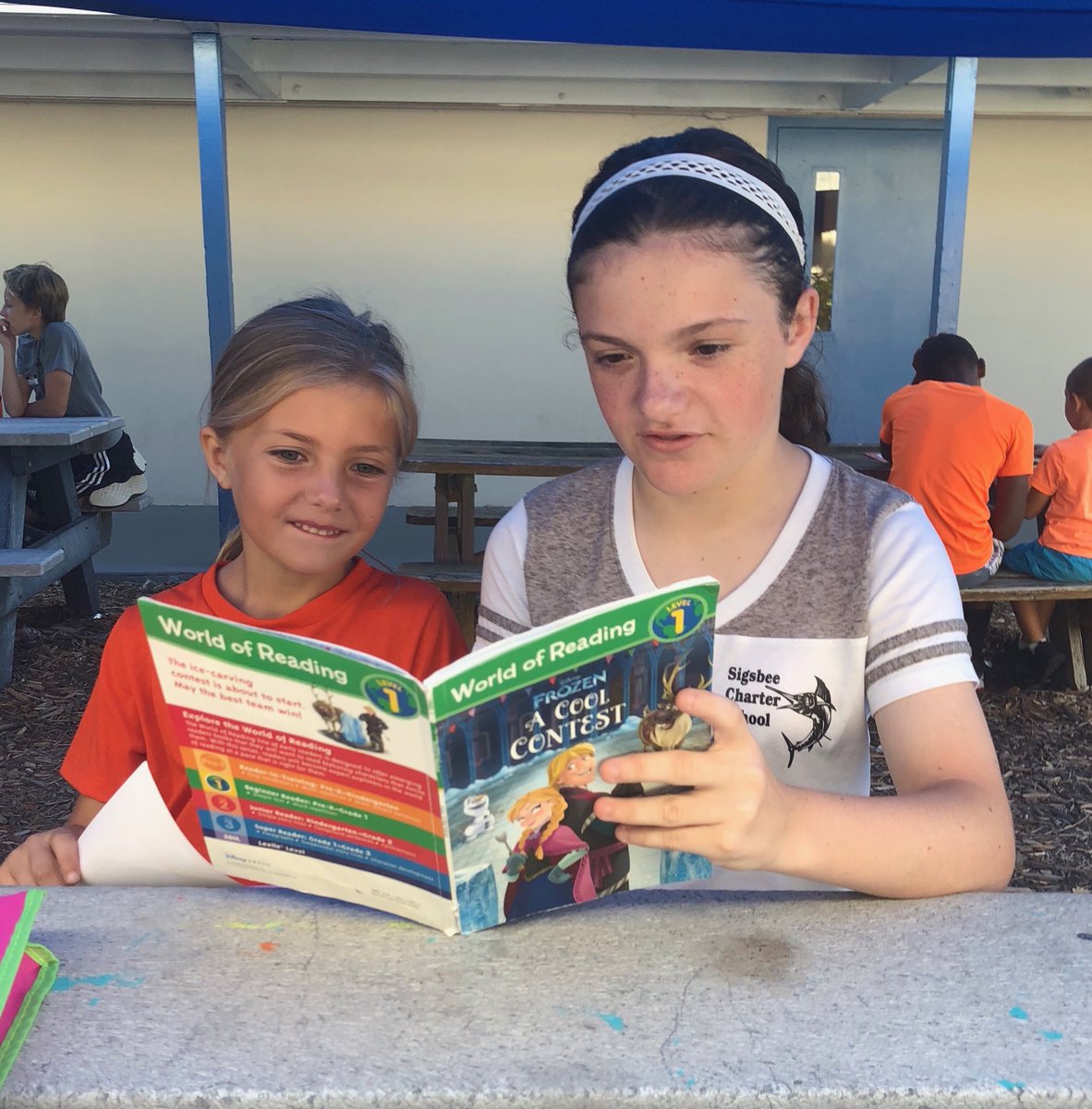 RoxannFournier's tweet photo. Grade seven modeling reading to our kinder friends #jellyclass #scsctw β¦@ElisaJannesβ© https://t.co/GWPzDwVZaf