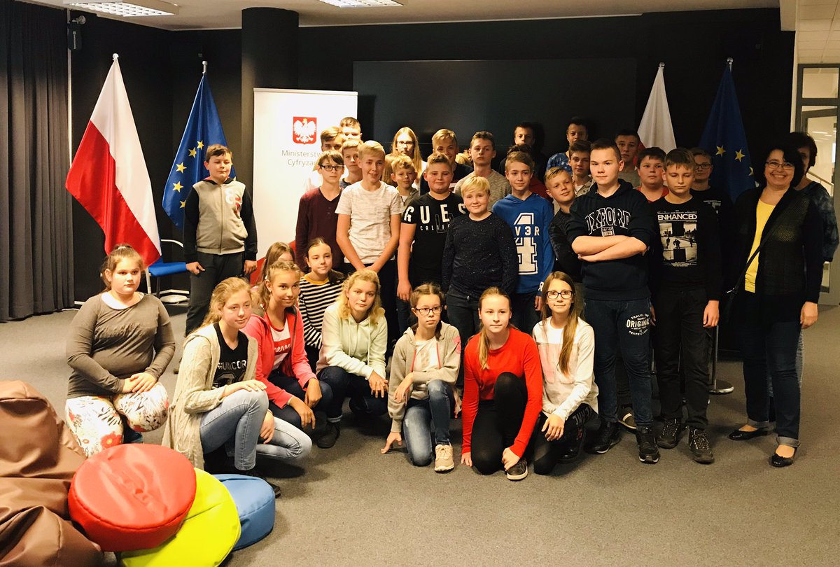 CYFRA_GOV_PL's tweet photo. Nie zwalniamy‼️🚀Trwa #Codeweek2018, a u nas codziennie kolejne warsztaty z programowania. Dzisiaj spotkaliśmy się z uczniami warszawskiej SP 382 oraz Zespołu Szkół Publicznych w Kowalewie. Dziękujemy najlepszym na świecie ekspertkom @NASK_pl za pomoc 😍 #KEI #cyfryzacjatofrajda https://t.co/HClhlAG3US