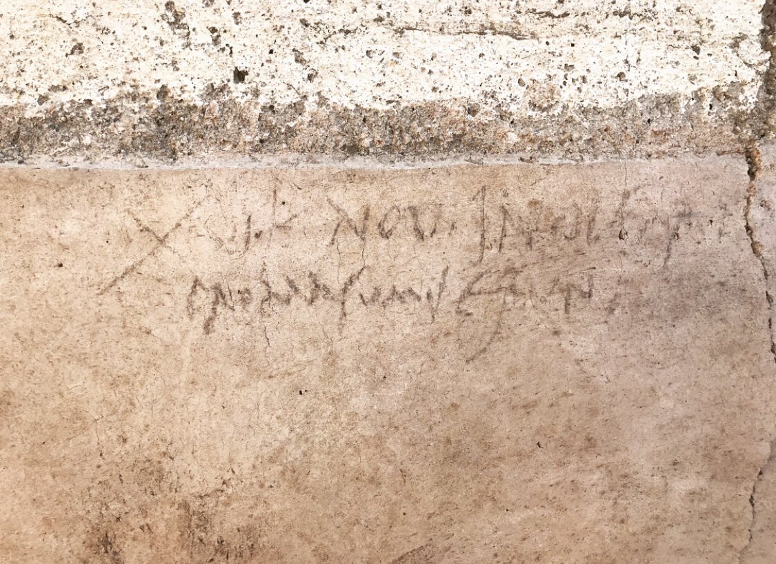 The new excavations at Pompeii directed by  @MassimoOsanna have uncovered a new charcoal graffito saying “17th of October he indulged in food in an excessive way”This find is awesome b/c who doesn’t like to eat bucket loads of cheap candy a couple weeks before Halloween?/2
