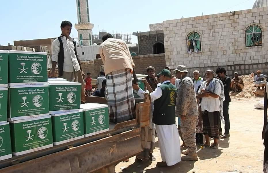 KSRelief_EN's tweet image. #KSrelief continues to provide emergency aid to people affected by Cyclone #Luban in #AlMahrah