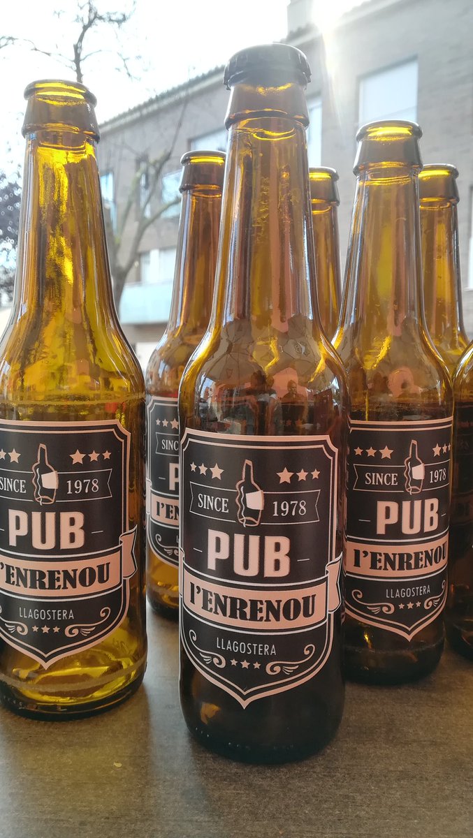 publenrenou's tweet photo. Comencem la celebració dels 40 anys... Aquest Diumenge 21 Oct a partir de les 12h #Atapat tapes i pintxos 😋 obsequis, photocall📸 i #concert en directe de Two Suits.🎸 #HappyBirthdayToMe #PubSince1978 #40anys #pub #PlaçaCampmany #Llagostera https://t.co/N7rs9NIpZJ