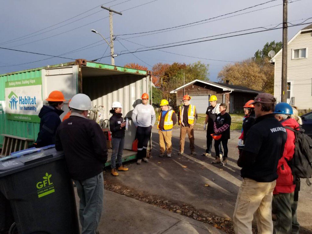 EACOMTimberCo's tweet photo. #EquipeEACOM en chantier avec @HabitatCanada aujourd’hui.
Suivez-nous en direct sur facebook cet après-midi! #DonnerAuSuivant https://t.co/Cv76FHcUjr