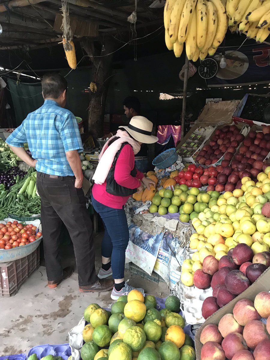 Sufieee's tweet photo. Beli buah fresh with my parents 💕.. haha https://t.co/POhvfnM7em