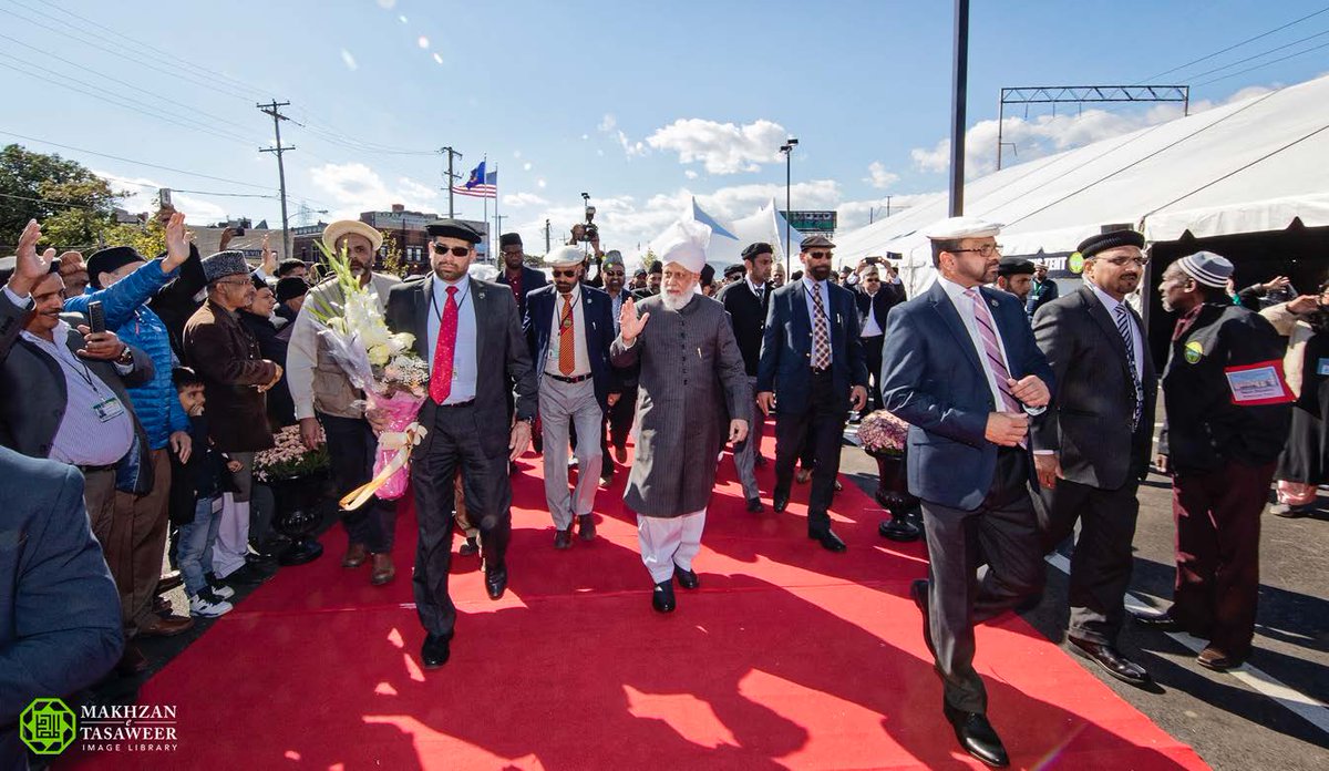 _pathwaytopeace's tweet photo. To save the 🌎 from destruction, His Holiness Hazrat Mirza Masroor Ahmad presents practical solutions to achieving world peace through 9 fundamentals. Follow his #USATour2018, as the Caliph continues his mission to lead the world to a #PathwayToPeace🕊️

#MuslimHope #AmericasTour https://t.co/08JTyfQcuK