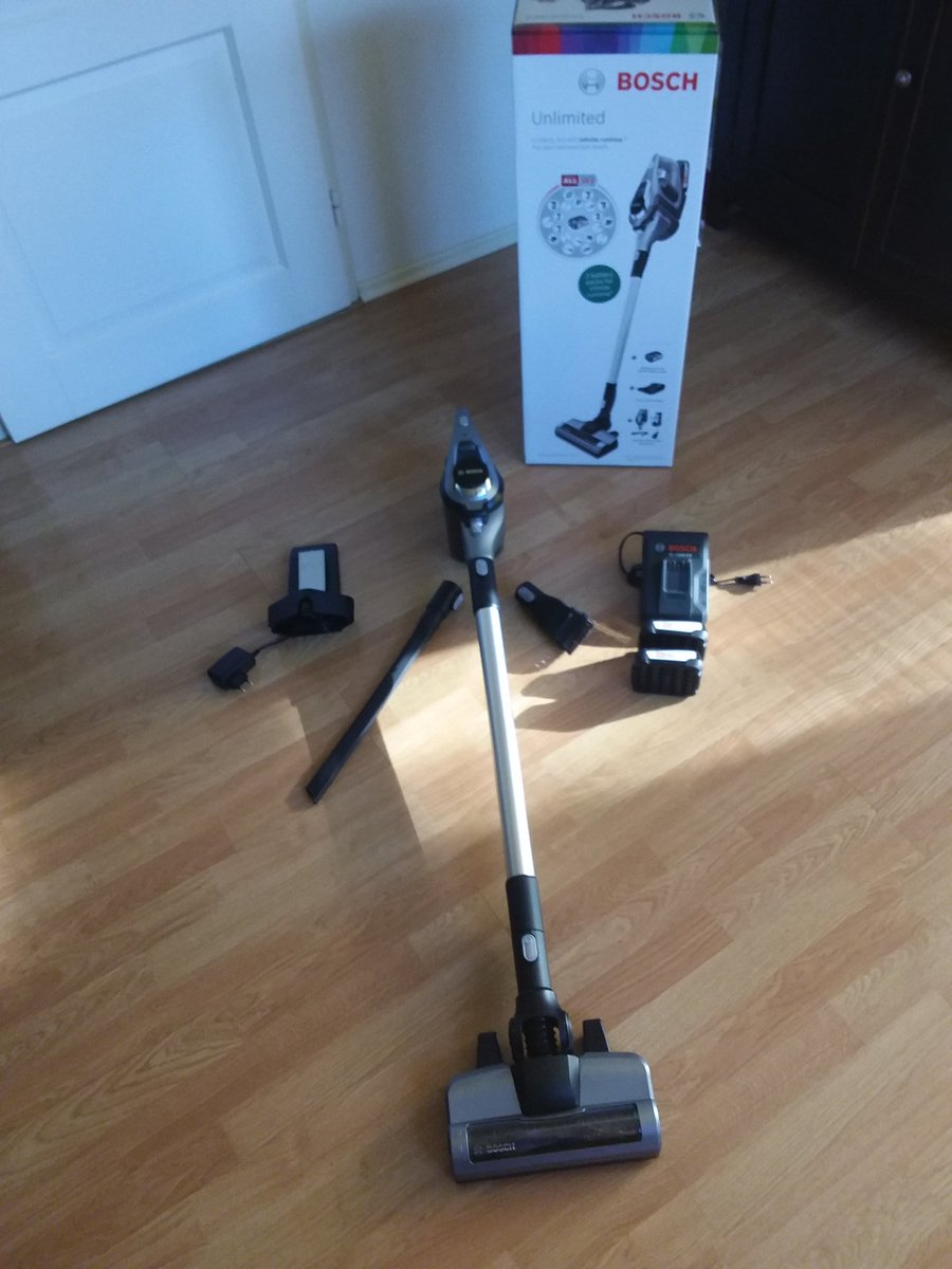 Leenders50's tweet photo. Deze Bosch Unlimited steelstofzuiger mogen testen. Beviel erg goed.
zuigt alles goed op op alle ondergronden. Ook de haren worden beter van een vloermat
opgezogen. https://t.co/BDbCu4ymIN