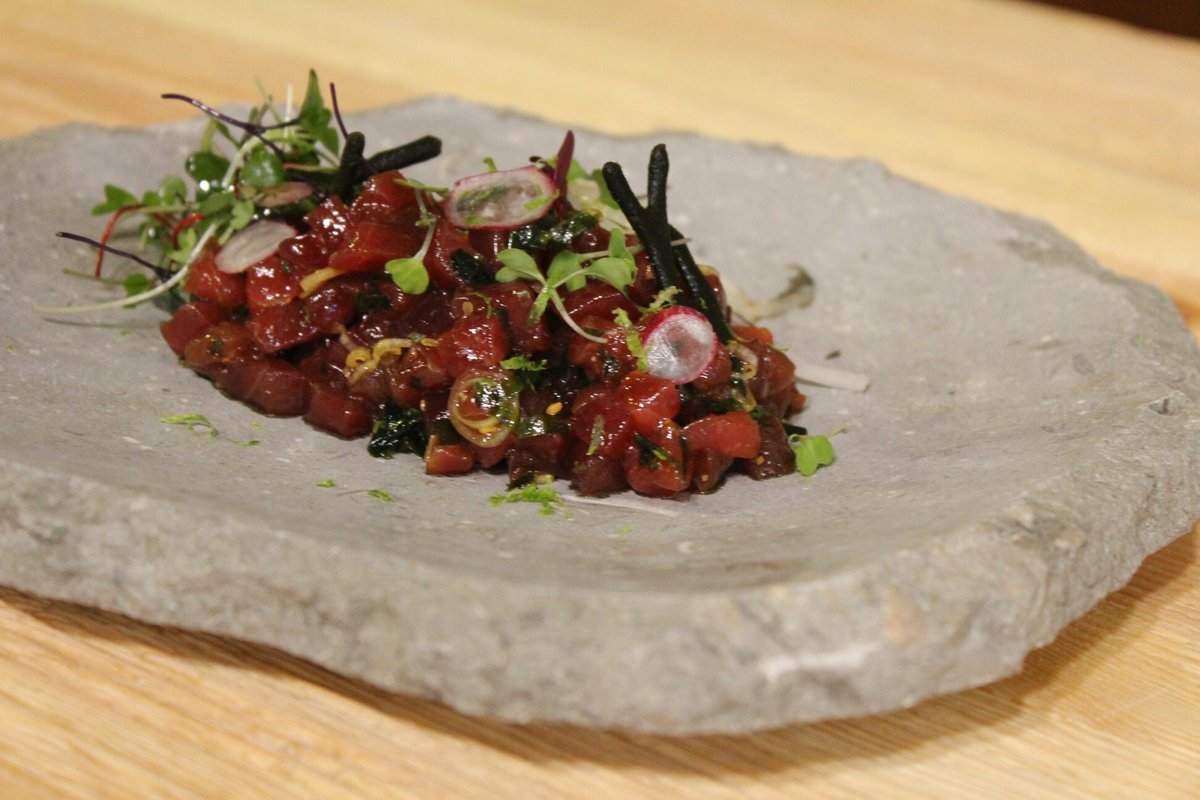 Dicen del atún rojo que es el 'cerdo ibérico marino' por su valor, su calidad, su inconfundible color... A nosotros nos encanta y os lo preparamos al momento con un aliño balinés y cebolleta.
