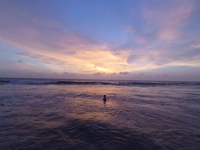 Enjoying one last sunset as it if it was the first one in #negombo - #srilanka with amazing and unique colours.⠀
.⠀
.⠀
.⠀
.⠀
.⠀
.⠀
#happymind #happymindtravels #visitsrilanka🇱🇰 #visitsrilanka #backpackingworld #backpackingsrilanka  #travelinsrila… ift.tt/2Aj6ZxA