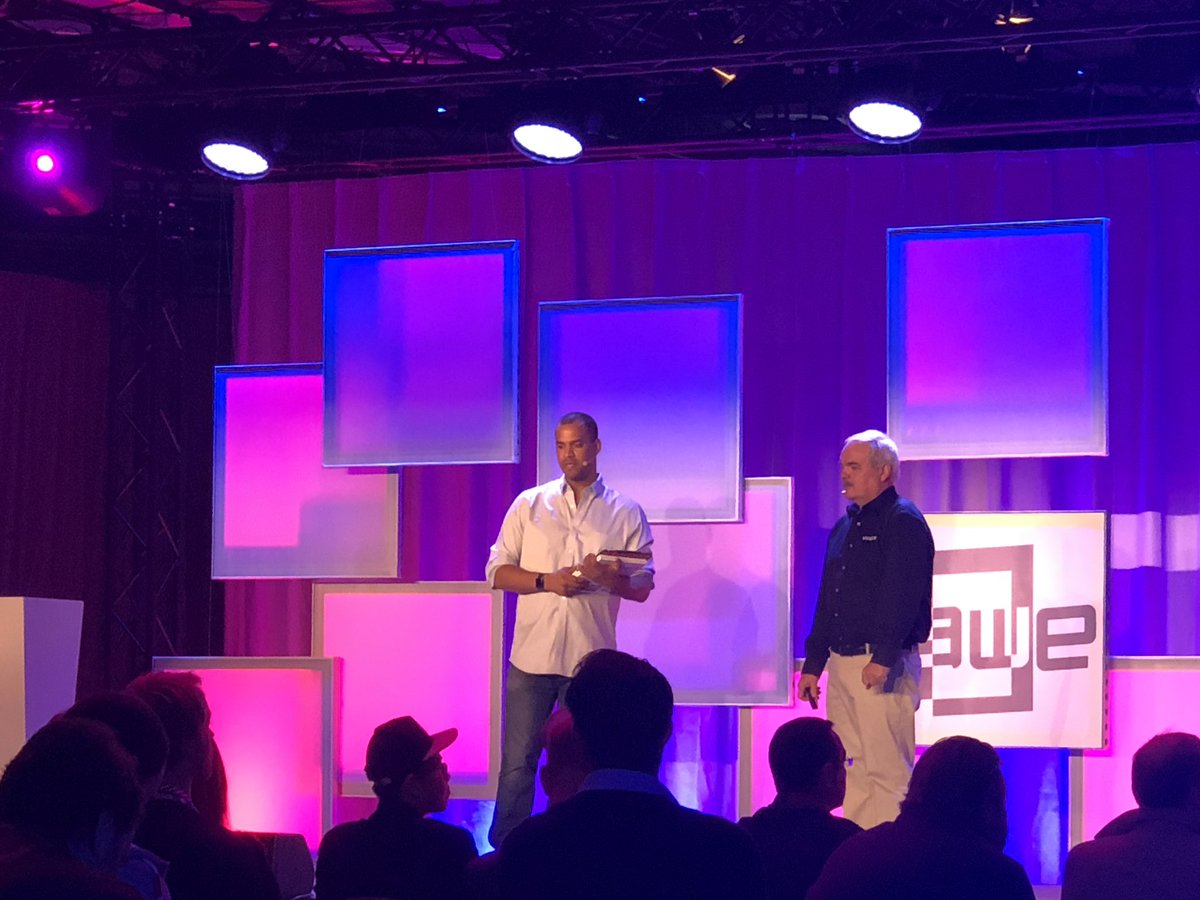 GerailooMahdi's tweet photo. New #Vuzix mobile app is going to be released by end October for #VizuxBlade, announced on stage! #AWE2018 https://t.co/b4ZJhptF18