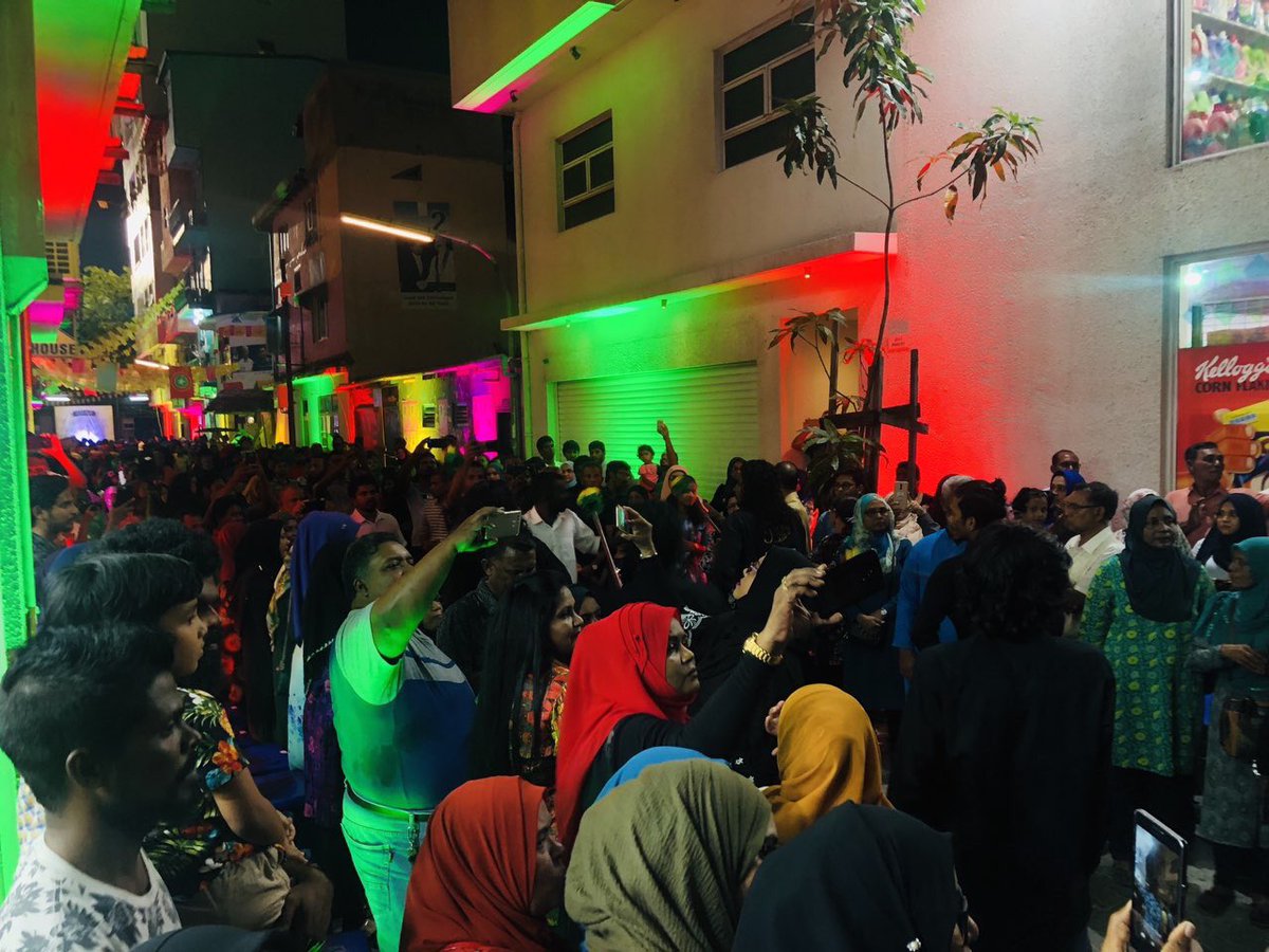 AhmedMahloof's tweet photo. 23 September vee rayyithunnah Eid akah.

Reyakee Galolhu Dhekunu rayyithunnah Eid eh. 

Allah iraadhafulhaaeku 21 October ves vaanee rayyithunnah adhi qaumah ehaamebodu Eid akah. https://t.co/8vapKJkARi