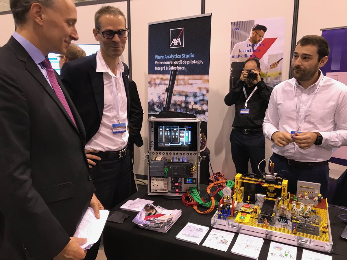 La lutte contre le #CyberRisk , une priorité pour protéger nos clients. Démonstration de ⁦<a href="/Guillot2S/">David Guillot de S</a>⁩ et son équipe à ⁦<a href="/thomasbuberl/">Thomas Buberl</a>⁩ au Congrès des Agents généraux d’ ⁦<a href="/AXAFrance/">AXA France</a>⁩ .