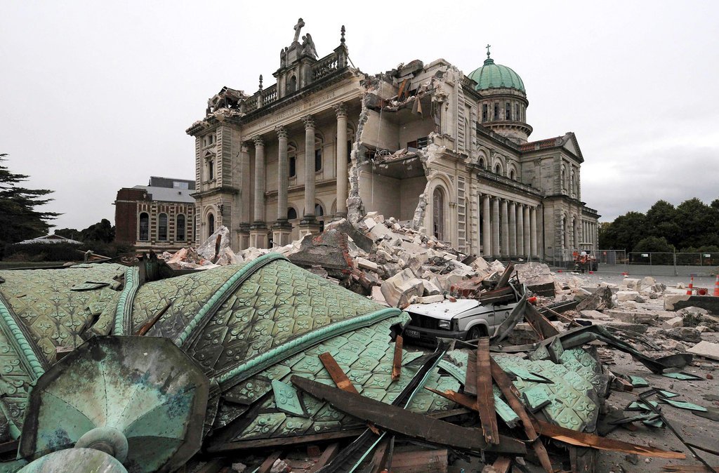 Ini pula gambar-gambar gereja, dan monumen agama lain yang tidak runtuh ketika berlakunya bencana.