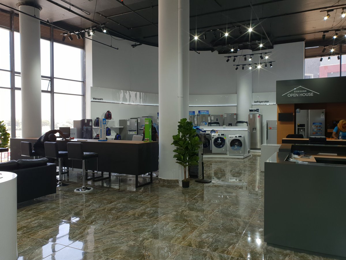 SamsungMobileKE's tweet photo. Don’t walk by! Just walk in, even if it’s just to say that you’ve been to the biggest Samsung store in Africa. #LargestStoreInAfrica https://t.co/wnV6jFOTii