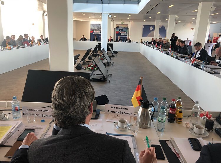 WAinetter's tweet photo. Wichtiges Thema bei #VMK18: #Abbiegeassistent. BM @AndiScheuer: „Radfahrer & Fußgänger werden häufig von abbiegenden Lkw oder Bussen übersehen - alles vermeidbare Dramen. Die #EU sieht einen verpflichtenden Einbau von Abbiegeassistenten erst ab 2024 vor - zu spät!“ @BMVI (1/2) https://t.co/iQwMvAPsba