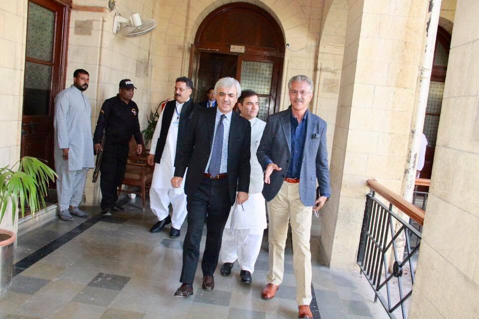 wasimakhtar1955's tweet photo. Participants of the 24th #SeniorManagementCourse from #NationalManagementCollege (#NMCLahore), #GovtOfPakistan, met with the #Mayor at his office and discussed the Functioning, Activities, Management Practices, Major Achievement and Challenges of #KMC and its Future Plans. https://t.co/RfRgF3Co4x