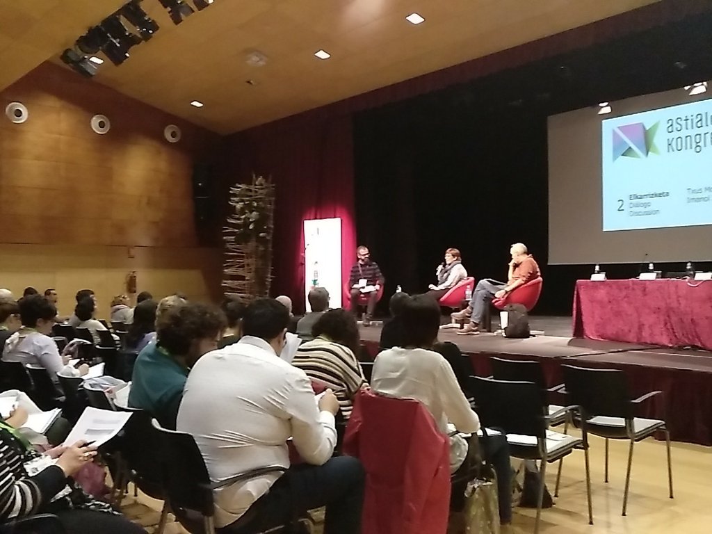 3sEuskadi's tweet photo. #AstialdiKongresua contentos de compartir este nuevo espacio. Escuchando a #TxusMorata e @imanol_zubero https://t.co/3GbbQsQW6z