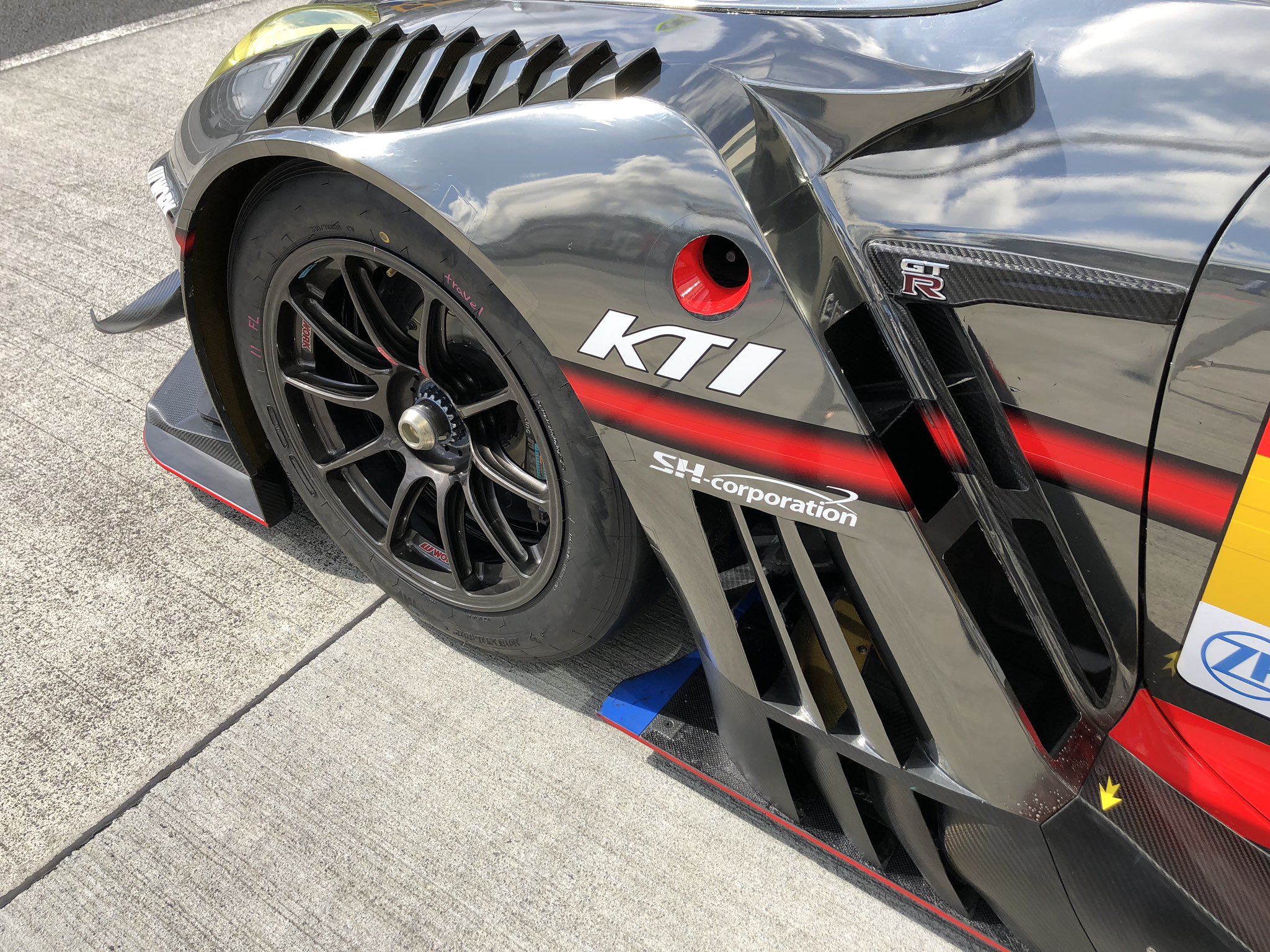 公式 Supergt Official 近年gtカーのトレンド フロントタイヤハウスからエアを抜く タイヤの回転につられて ホイールハウス内の空気も回り リフト 持ち上げる力 が発生します この高まった圧力を抜くことで リフトを減らし ダウンフォース増加に繋げるの