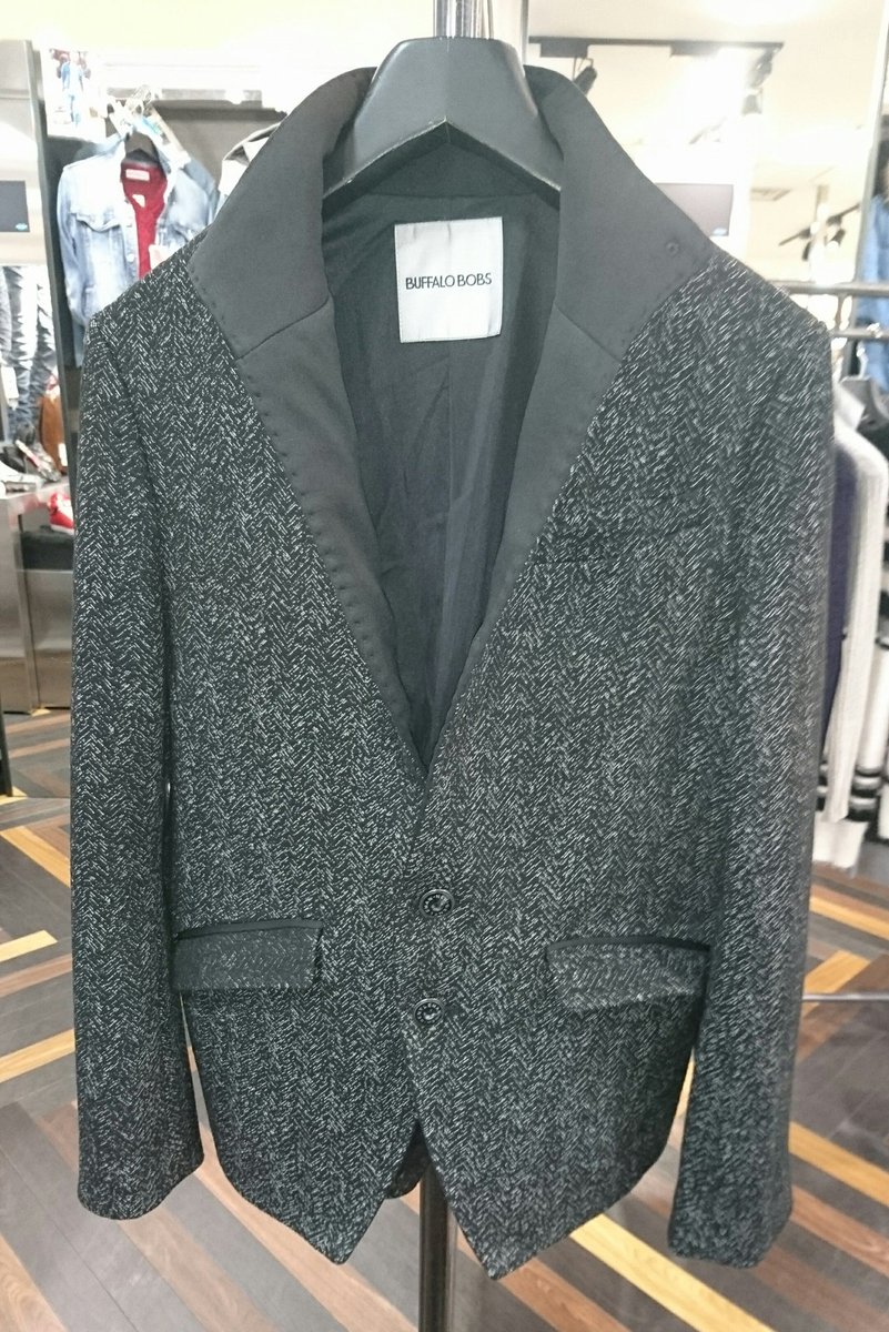 BOBS_KYOTO's tweet photo. 【COZZA-PARANOID】
￥20900+tax
BLACK,WHITE

洒落たルックスが魅力的なイタリアンカラージャケット★ 
ホワイト・アラベスク柄のジャガード素材、ブラック・ヘリンボーンノイズ素材を採用。生地の表面に独特の立体感があるのが特徴です☆ 
 #バッファローボブズ #イタリアンカラー #河原町OPA #JKT https://t.co/VcA8lNdzpP
